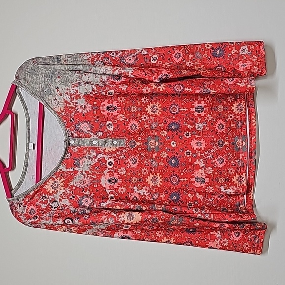 unbranded Tops - Scoop neck 3 button long sleeve, Moroccan printed tee, tan fade to red. Sz M